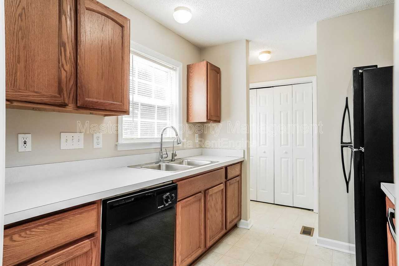 317 Cross Hill Ln - Photo 4 of 30