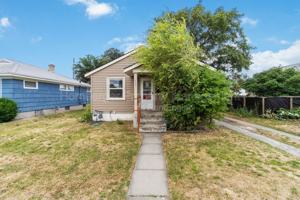featured image of 908 E Longfellow Ave