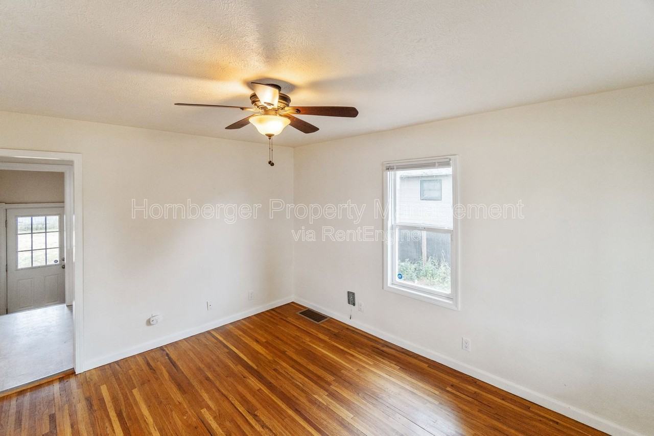908 E Longfellow Ave - Photo 2 of 23