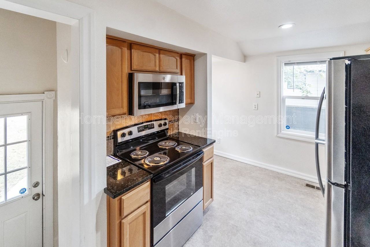 908 E Longfellow Ave - Photo 3 of 23