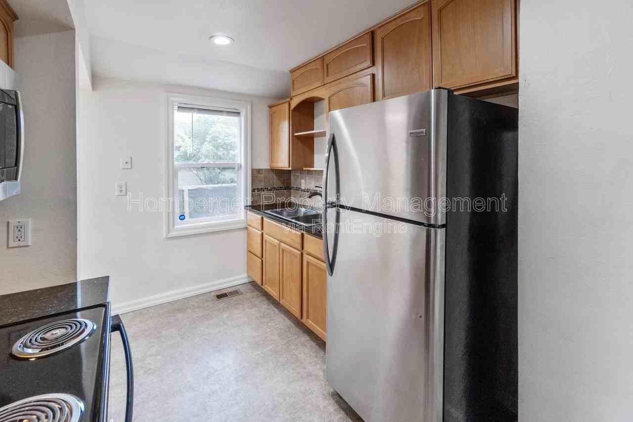 908 E Longfellow Ave - Photo 4 of 23