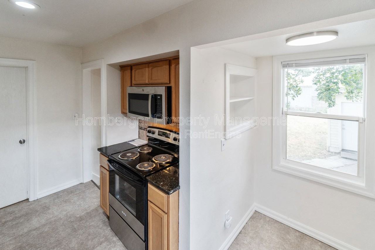 908 E Longfellow Ave - Photo 6 of 23