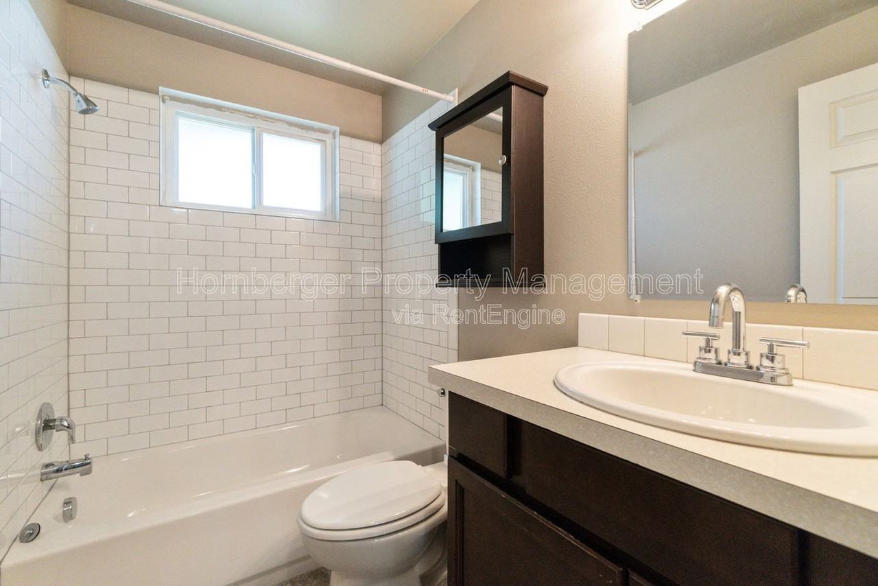 3203 N Smith St #8 - Photo 4 of 8