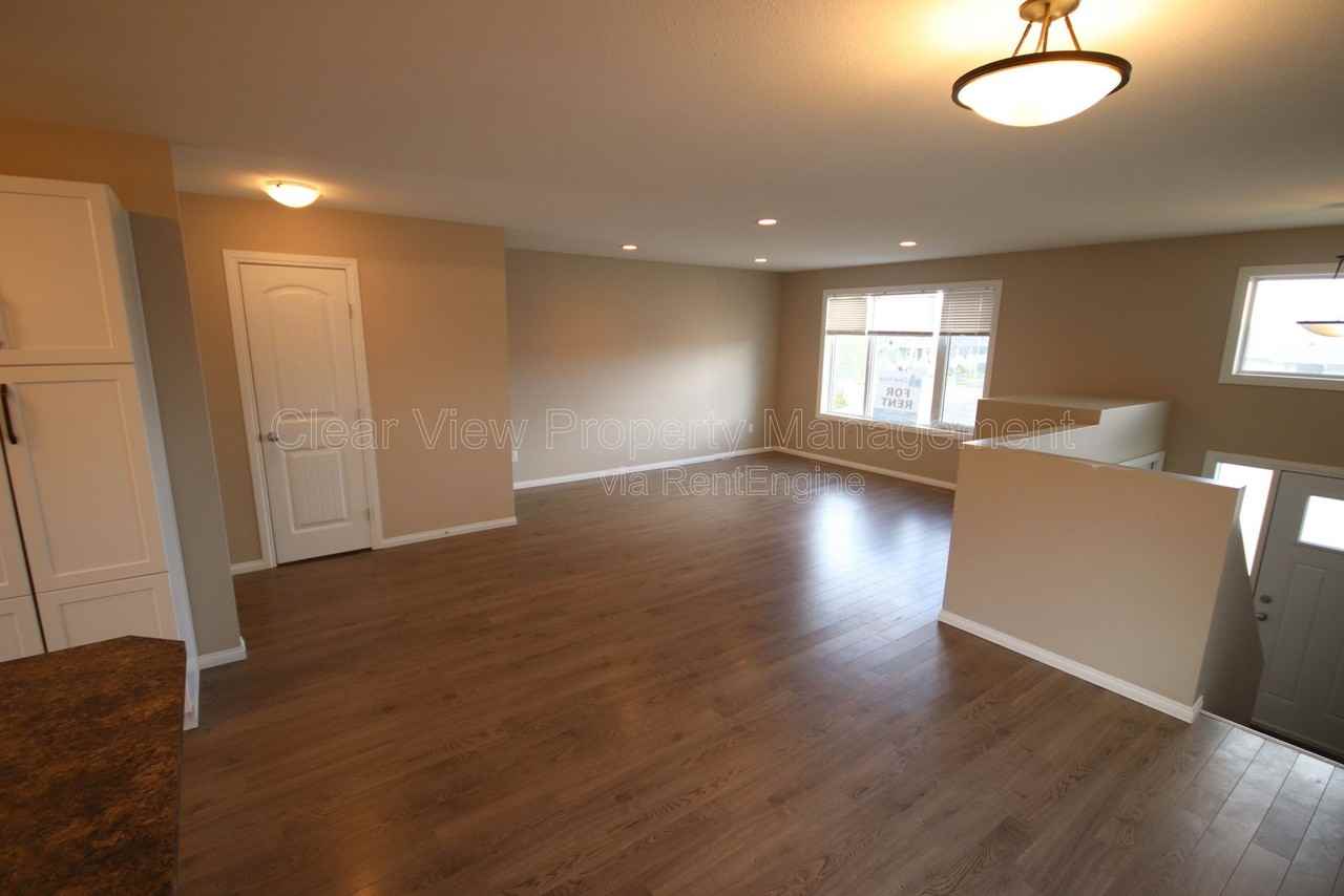 704 Mt Sundance Lane W - Photo 3 of 24