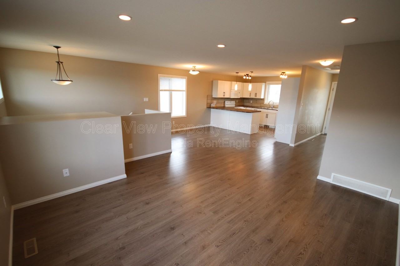 704 Mt Sundance Lane W - Photo 4 of 24