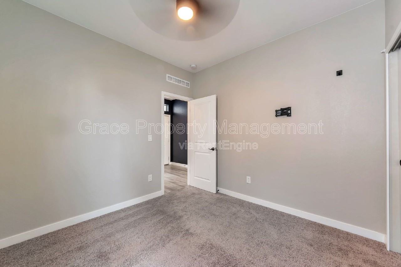4751 Ambrose Pl - Photo 6 of 29