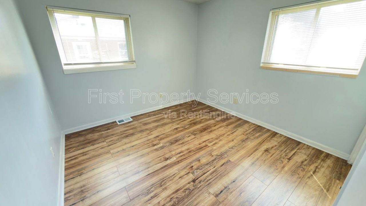 400 N Clark Blvd #1 - Photo 4 of 7