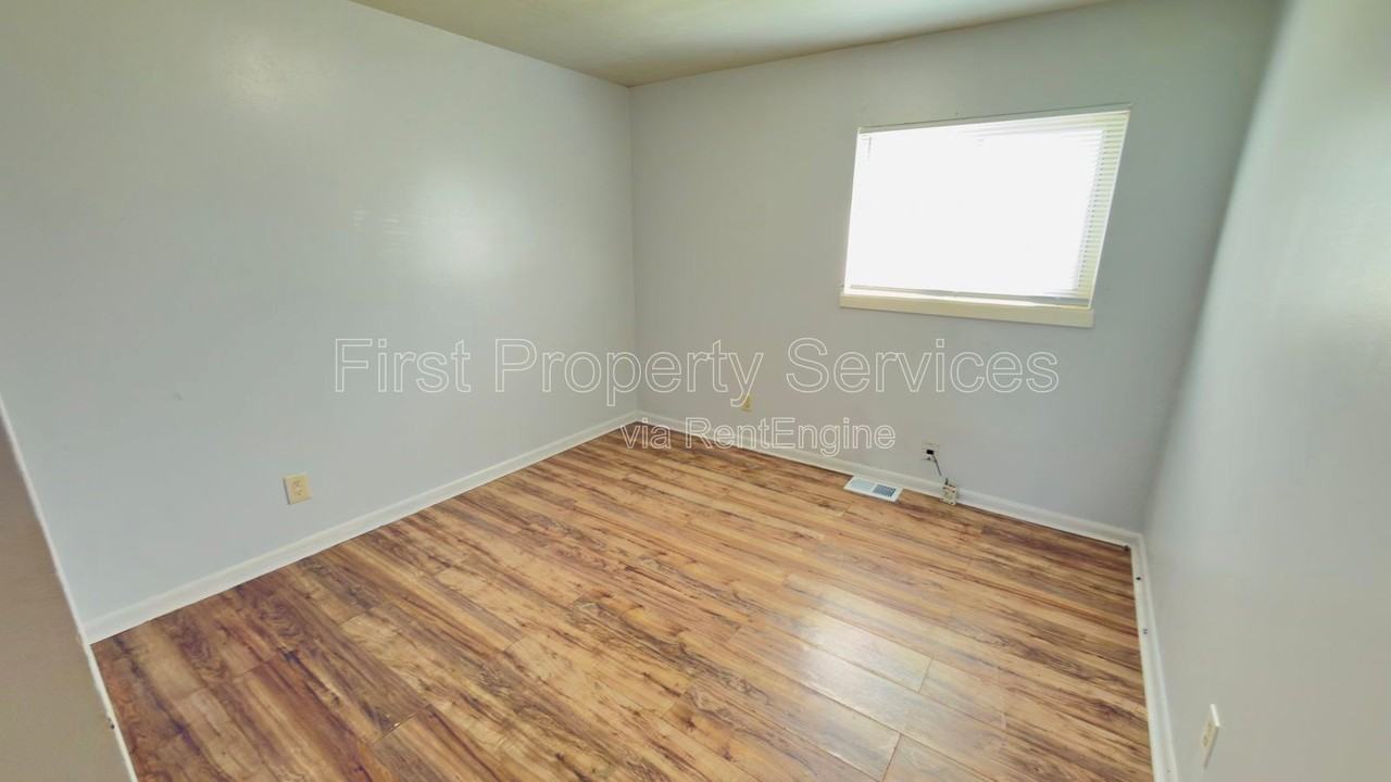400 N Clark Blvd #1 - Photo 6 of 7
