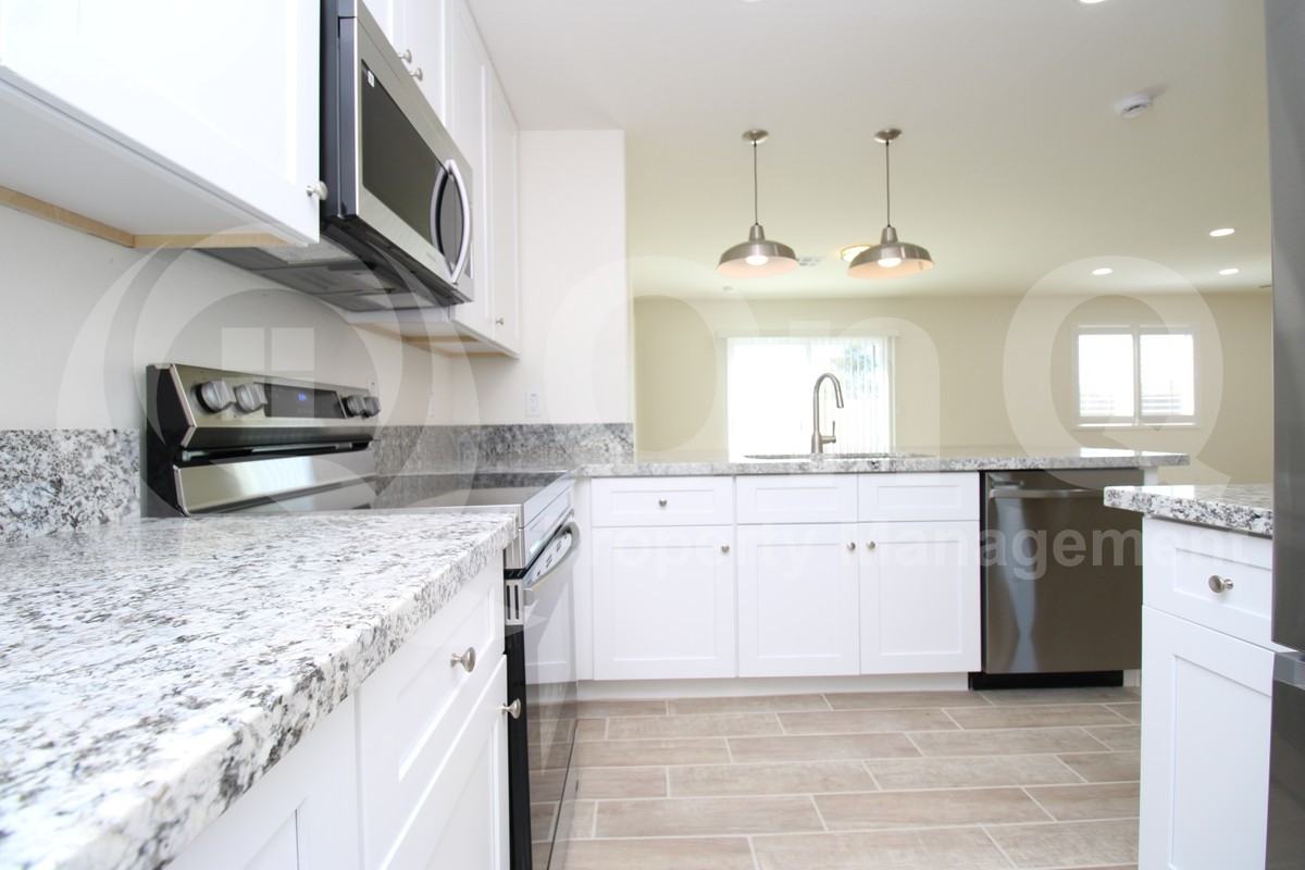 238 N Sycamore St - Photo 4 of 22