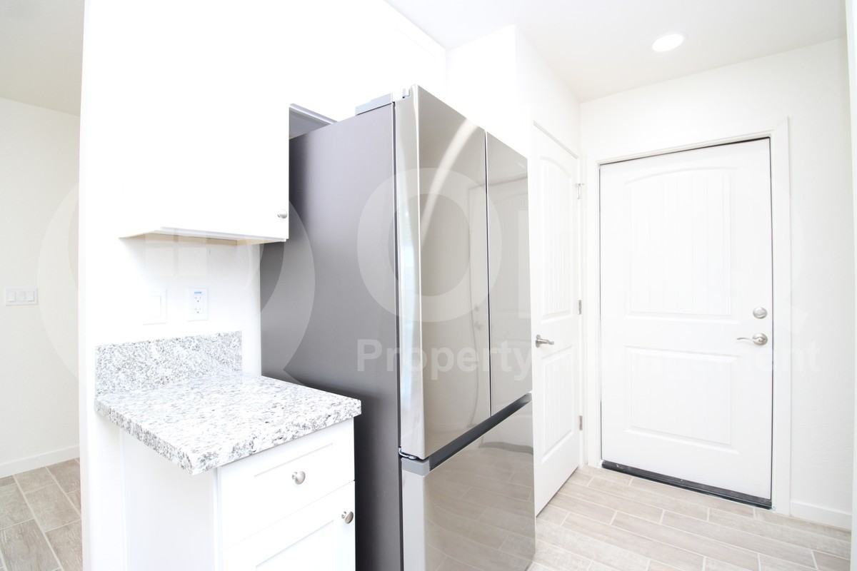 238 N Sycamore St - Photo 6 of 22