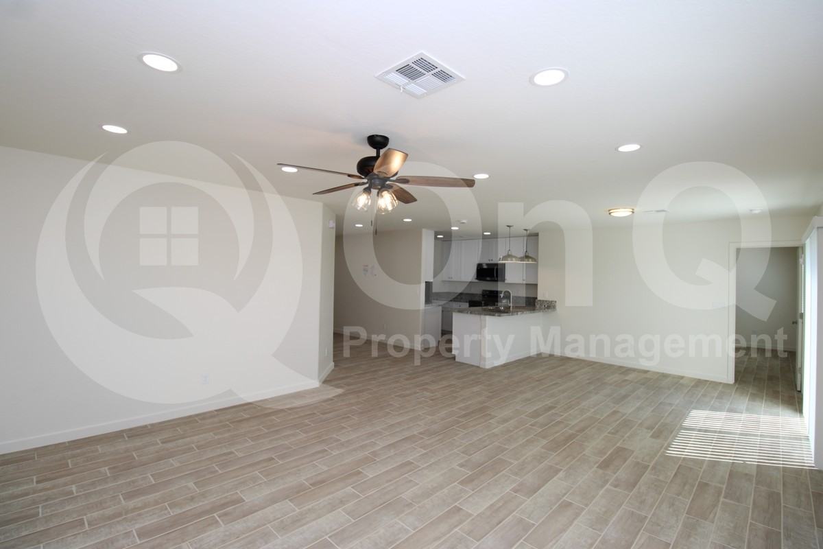 238 N Sycamore St - Photo 7 of 22