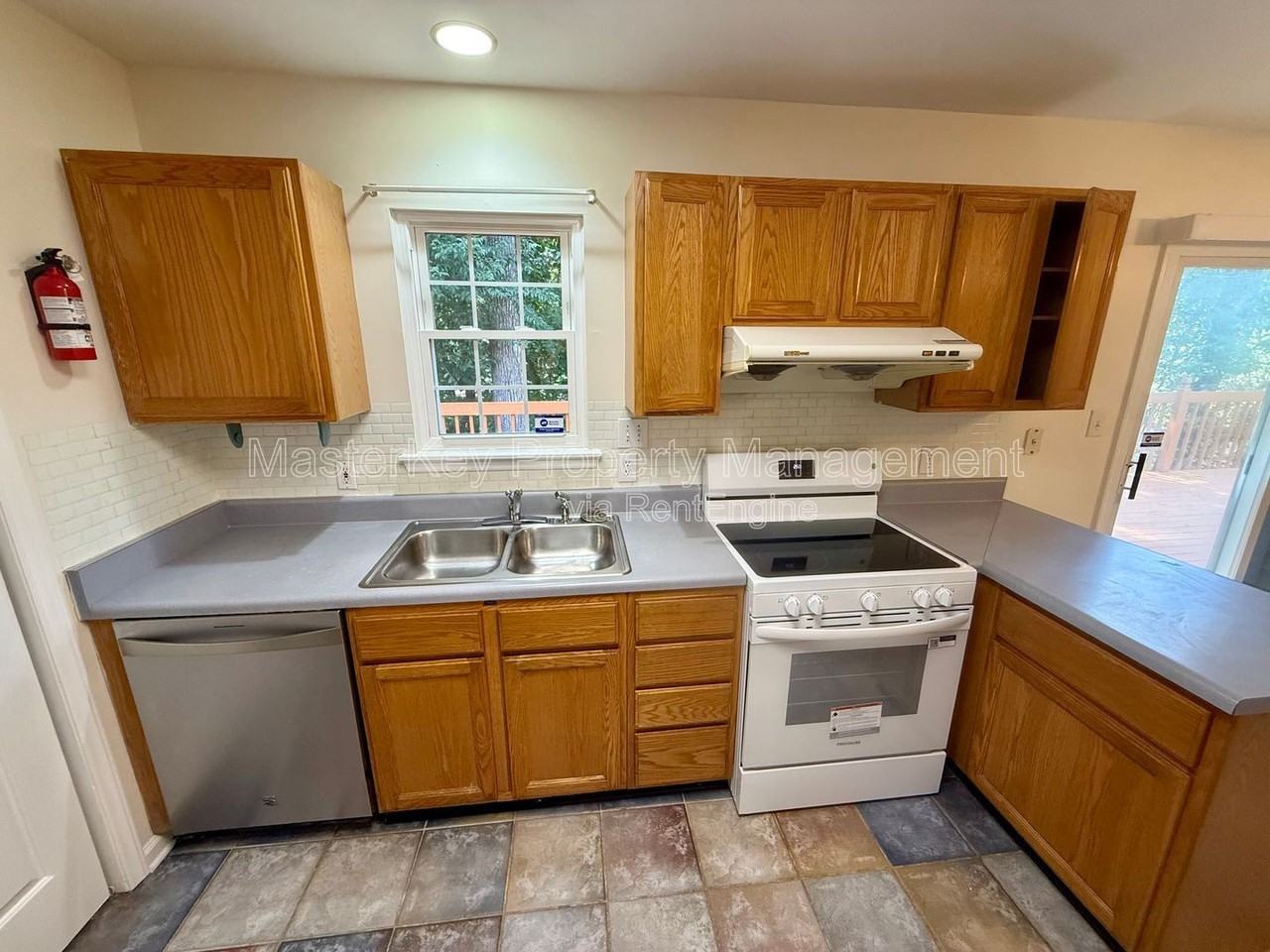 327 Saint Thomas Dr - Photo 4 of 25