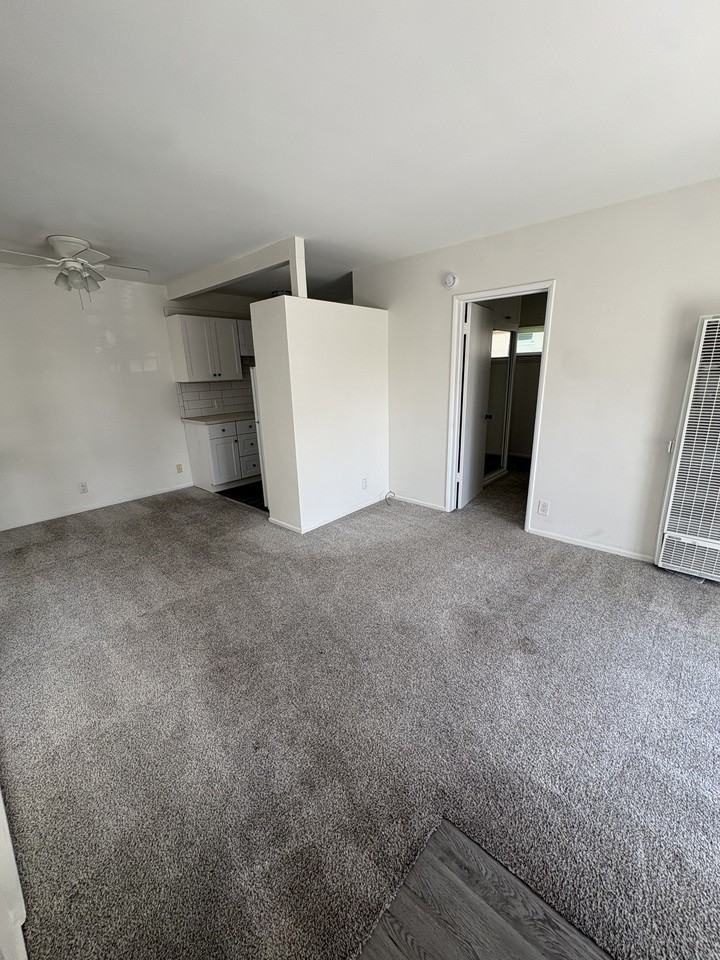 405 Corona Del Mar #06 - Photo 5 of 12