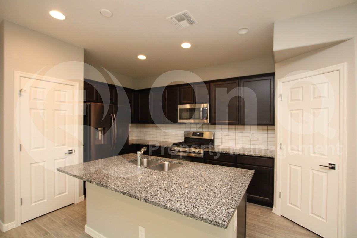5742 W Raymond St - Photo 3 of 15