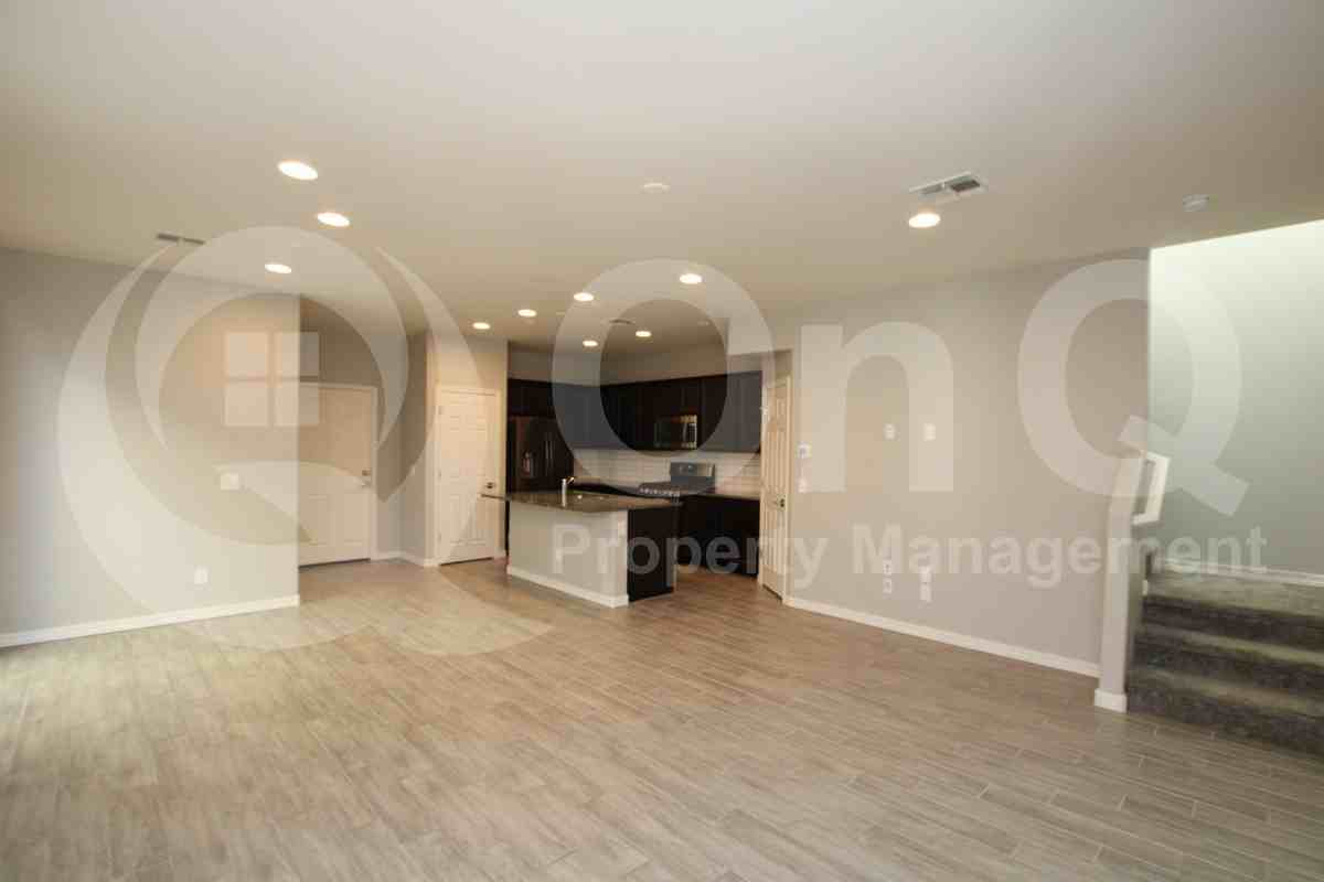 5742 W Raymond St - Photo 4 of 15