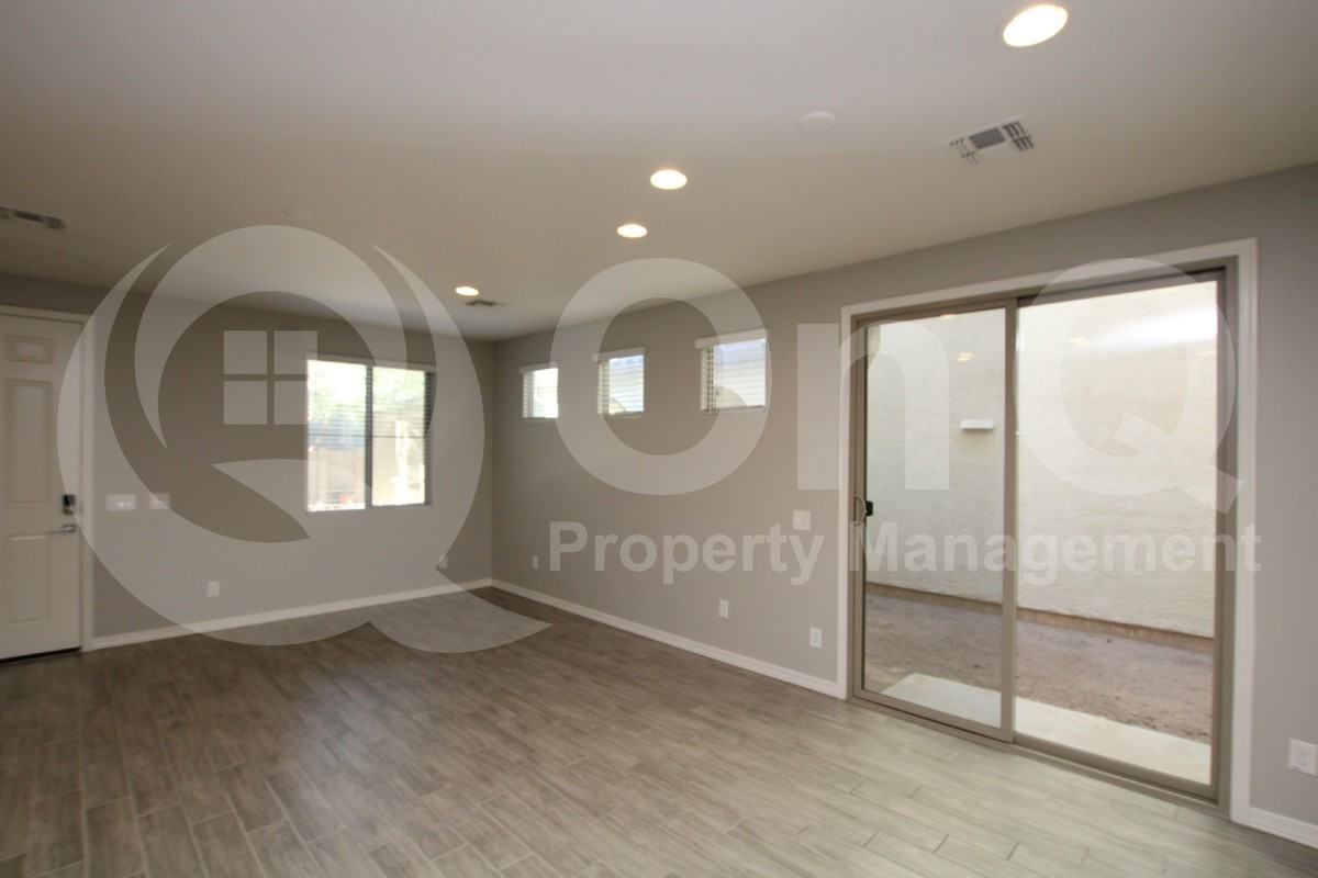 5742 W Raymond St - Photo 5 of 15