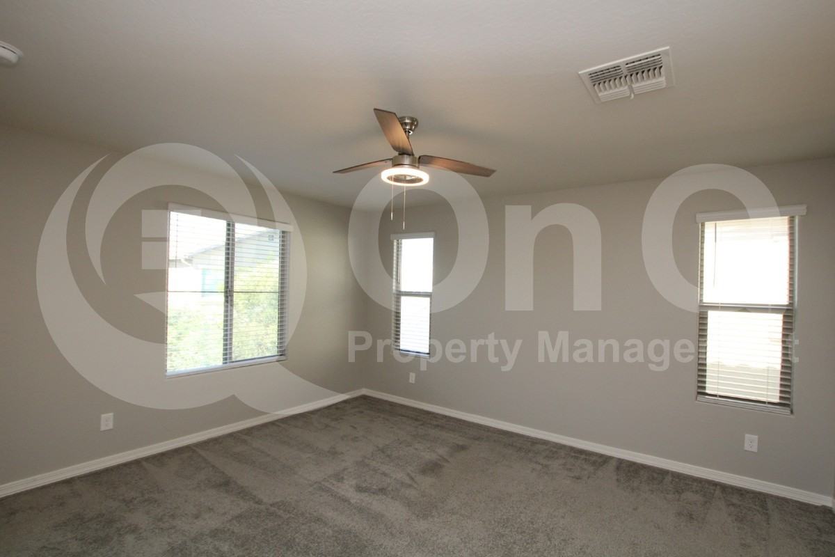 5742 W Raymond St - Photo 7 of 15