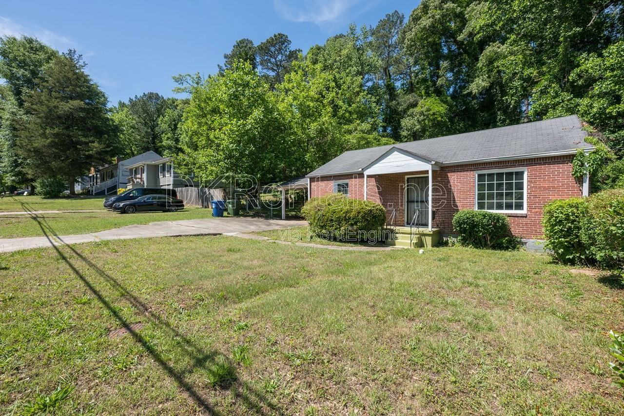 1295 Westmont Rd Sw - Photo 2 of 15