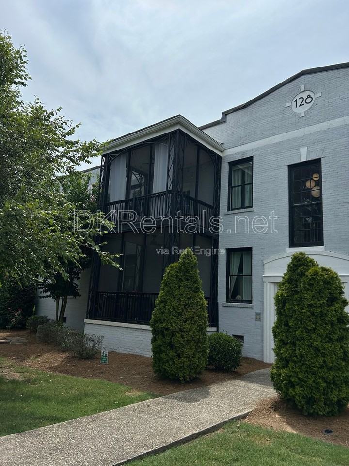 128 Peachtree Memorial Dr Nw #4 - Photo 2 of 28