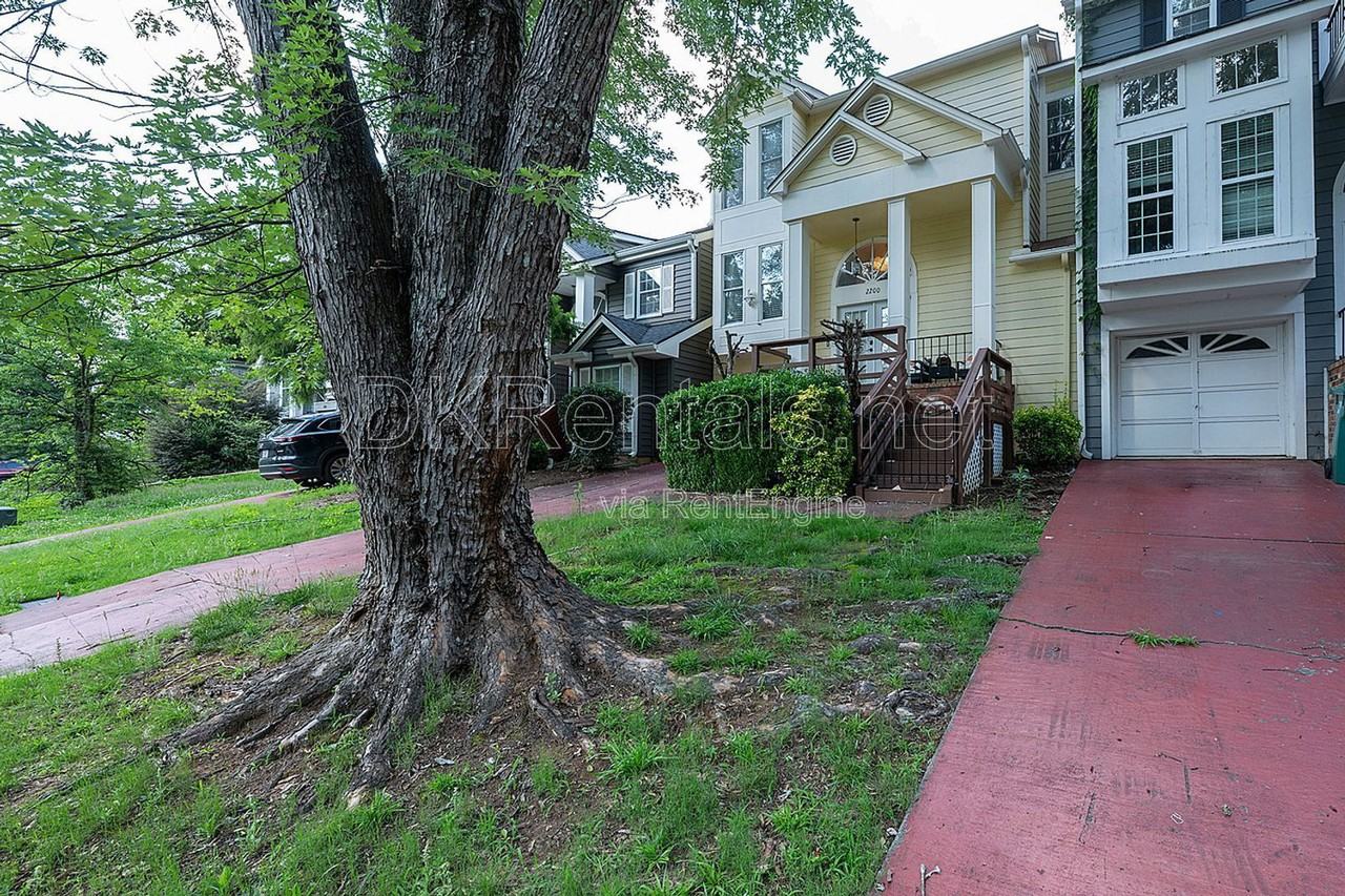 2200 Goodwood Blvd Se - Photo 3 of 25