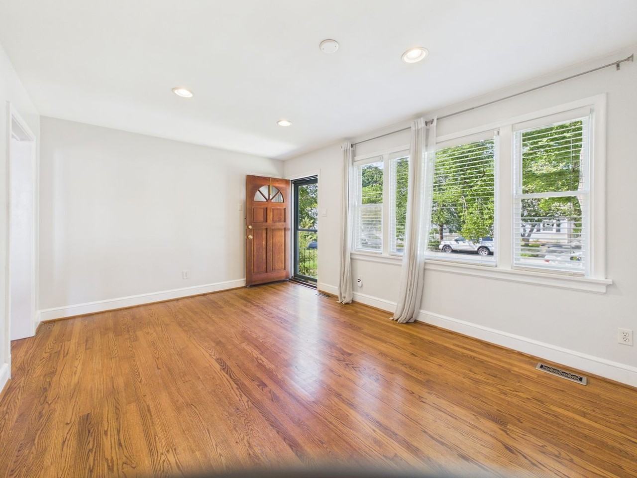 6514 Stuart Ave - Photo 6 of 25