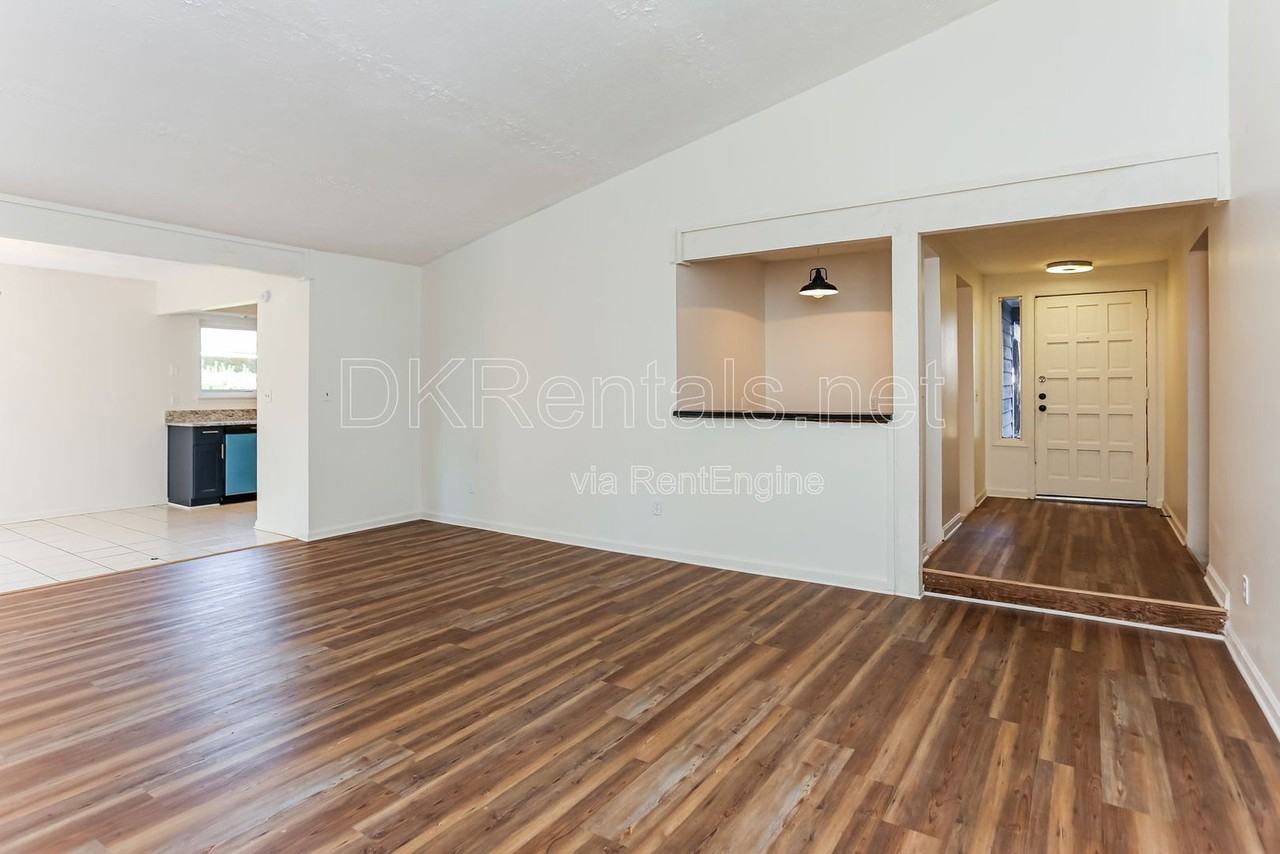 135 Beethoven Ct - Photo 4 of 20