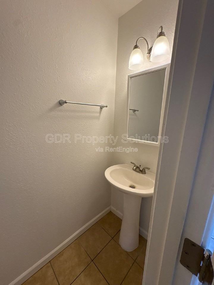 704 Fruit Ave Nw Apt B - Photo 2 of 11