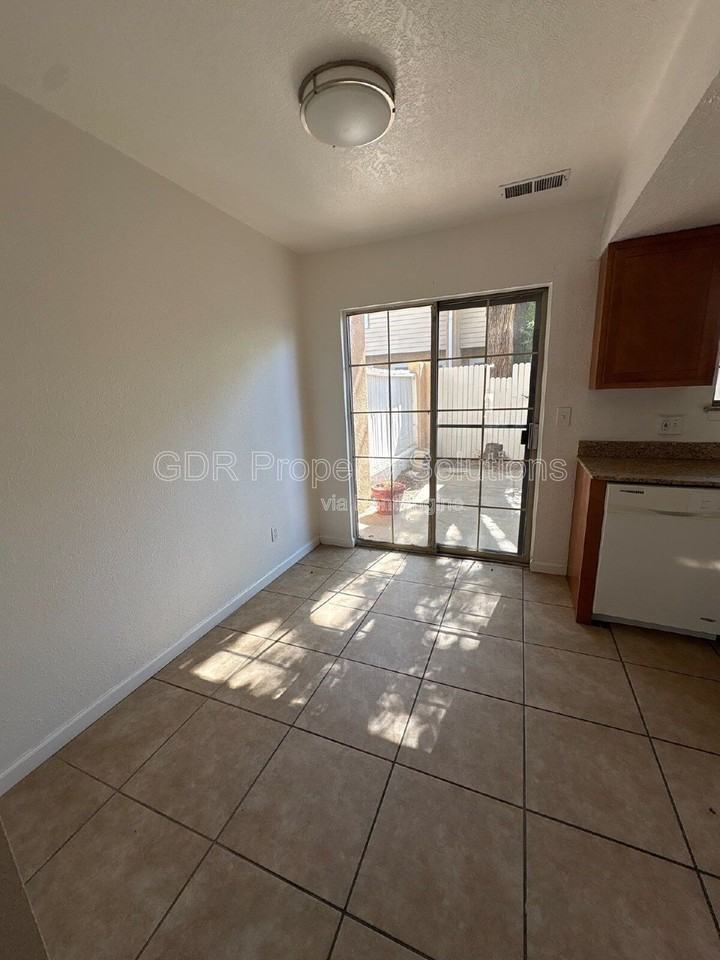 704 Fruit Ave Nw Apt B - Photo 3 of 11