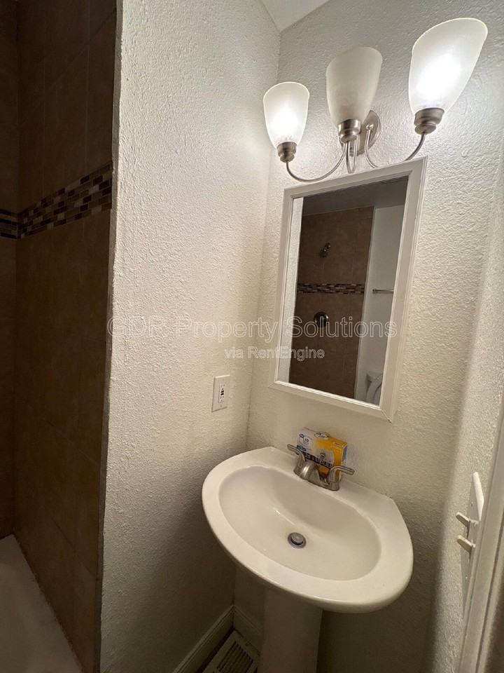 704 Fruit Ave Nw Apt B - Photo 5 of 11