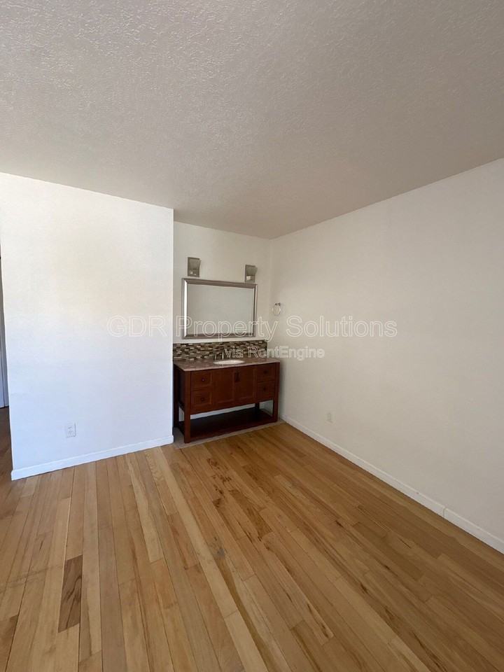 704 Fruit Ave Nw Apt B - Photo 7 of 11