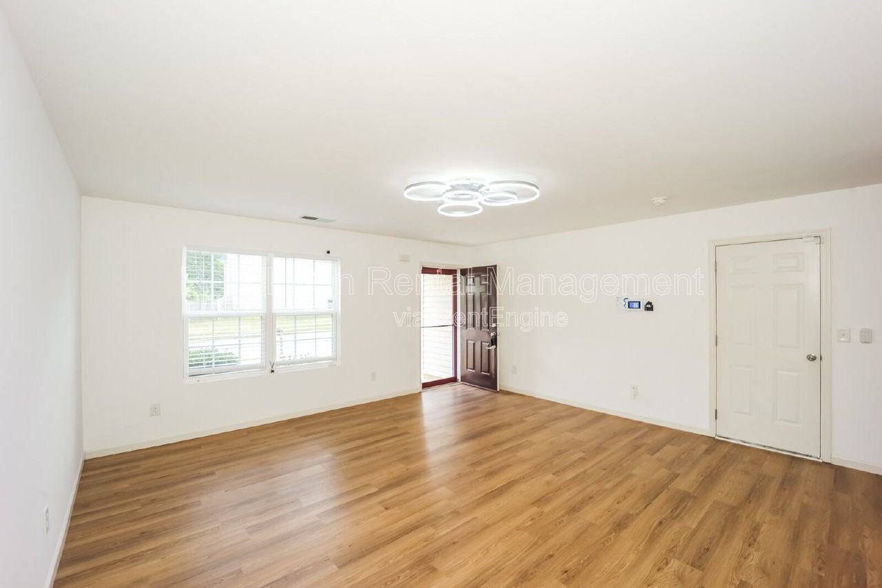 2835 S Hills - Photo 4 of 35