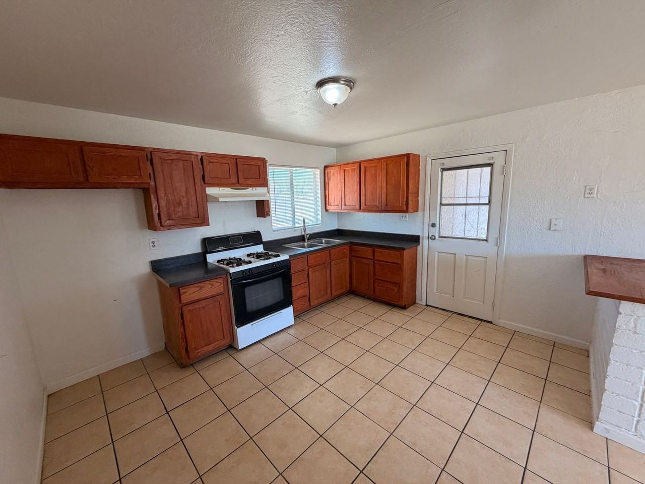 114 W Riley Dr - Photo 2 of 10