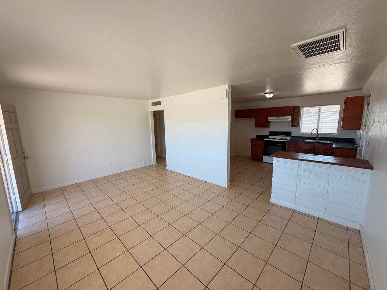 114 W Riley Dr - Photo 3 of 10