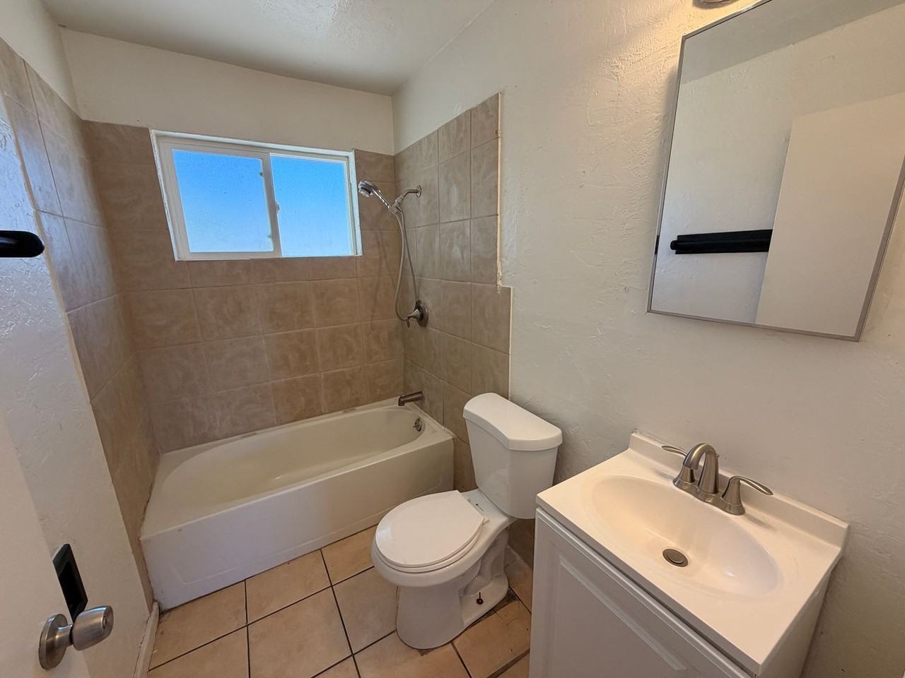 114 W Riley Dr - Photo 5 of 10
