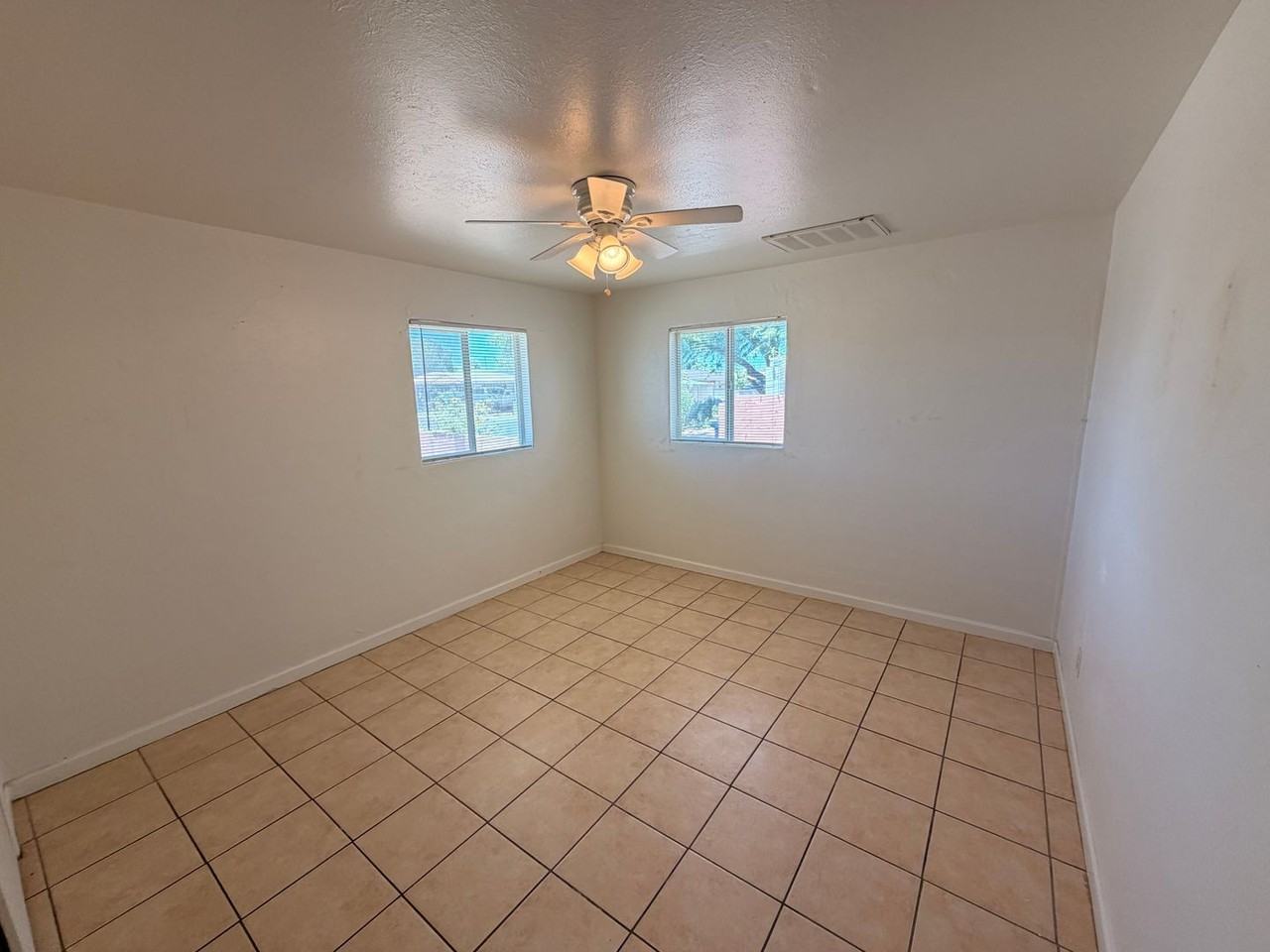 114 W Riley Dr - Photo 6 of 10