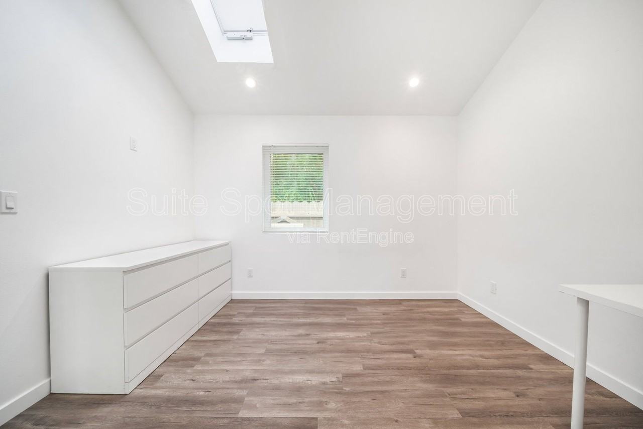 420 N Batavia St #422 - Photo 5 of 9