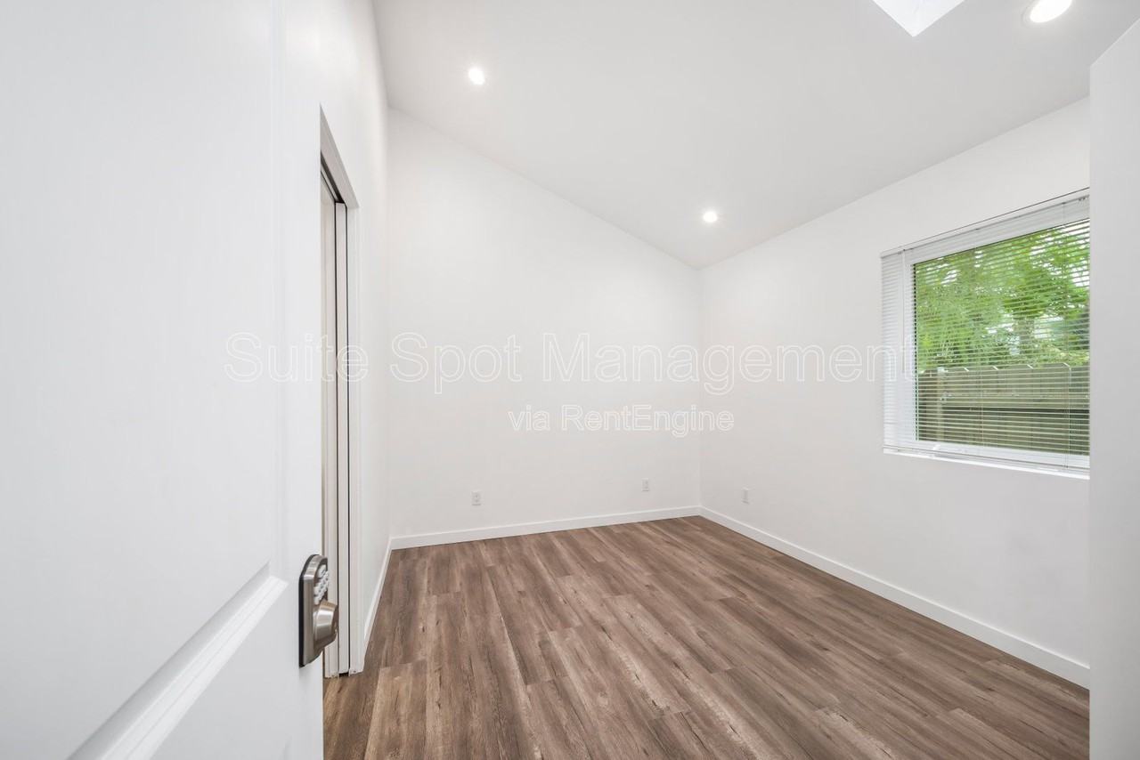 420 N Batavia St #422 - Photo 6 of 9