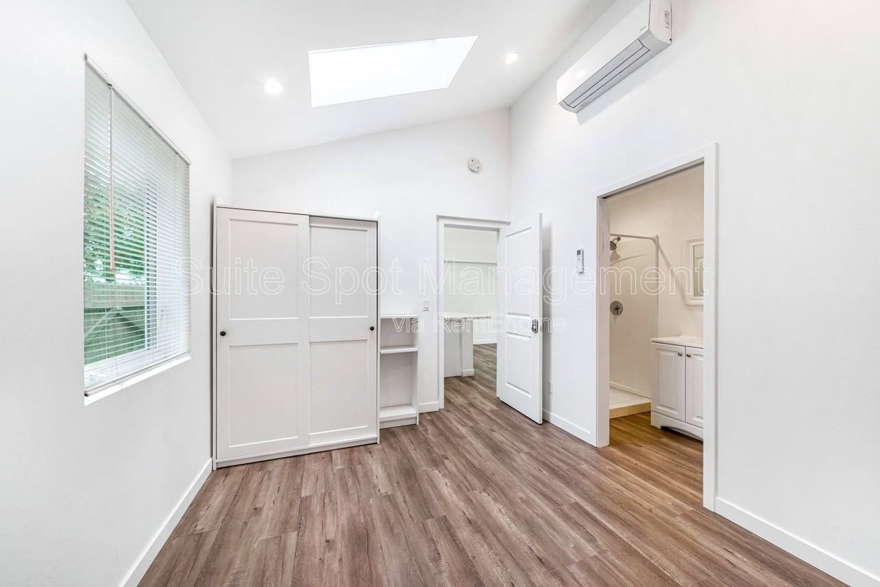 420 N Batavia St #422 - Photo 7 of 9