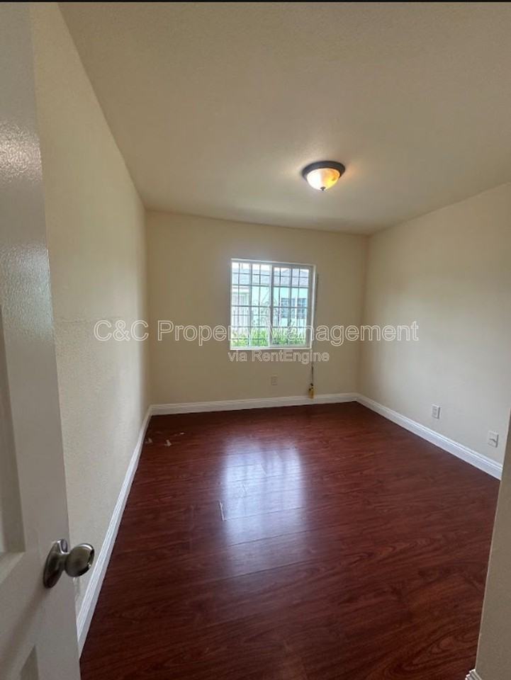 1143 W 91st St - Photo 4 of 15