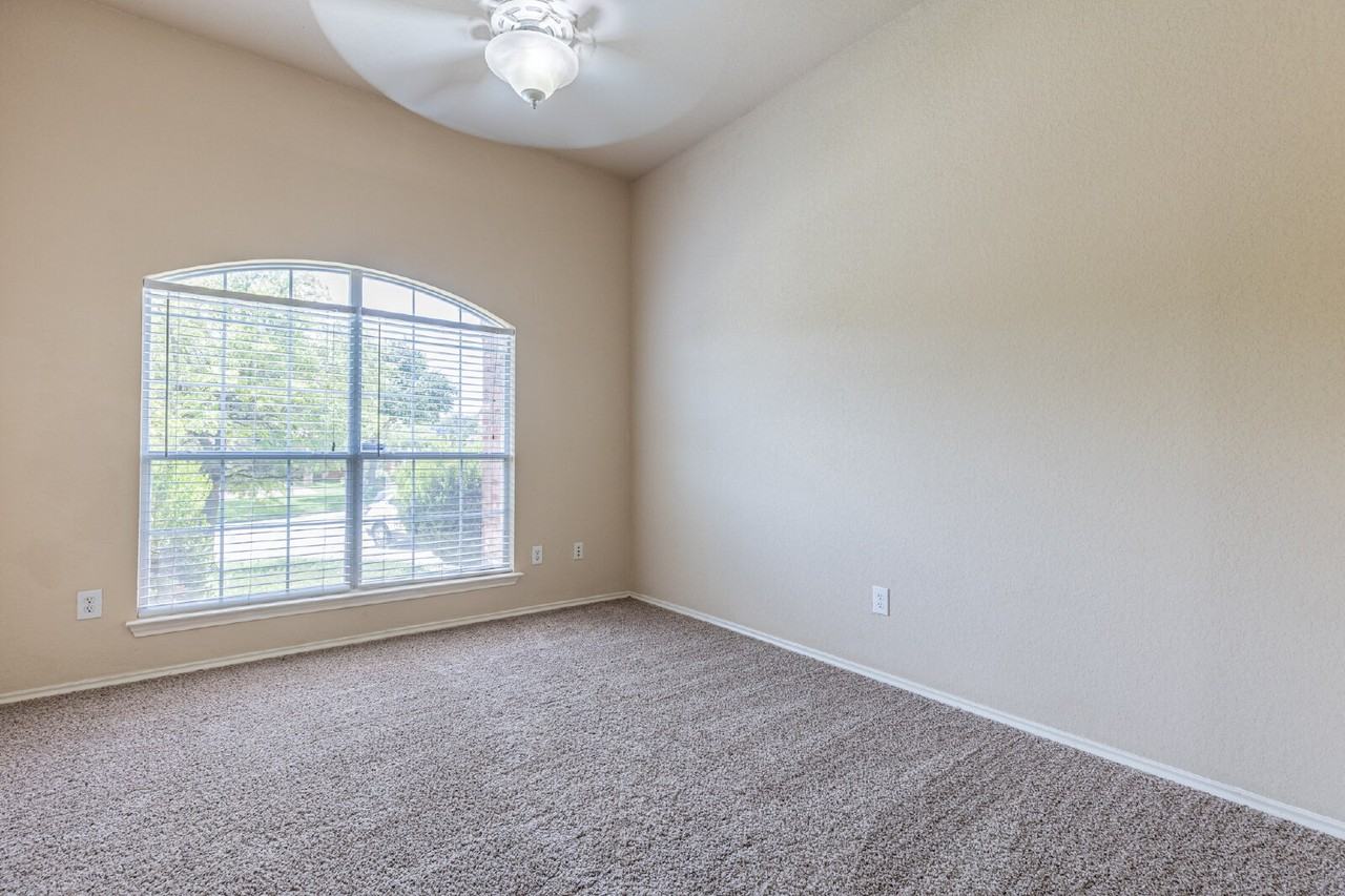 906 Ashbury Blf - Photo 4 of 36