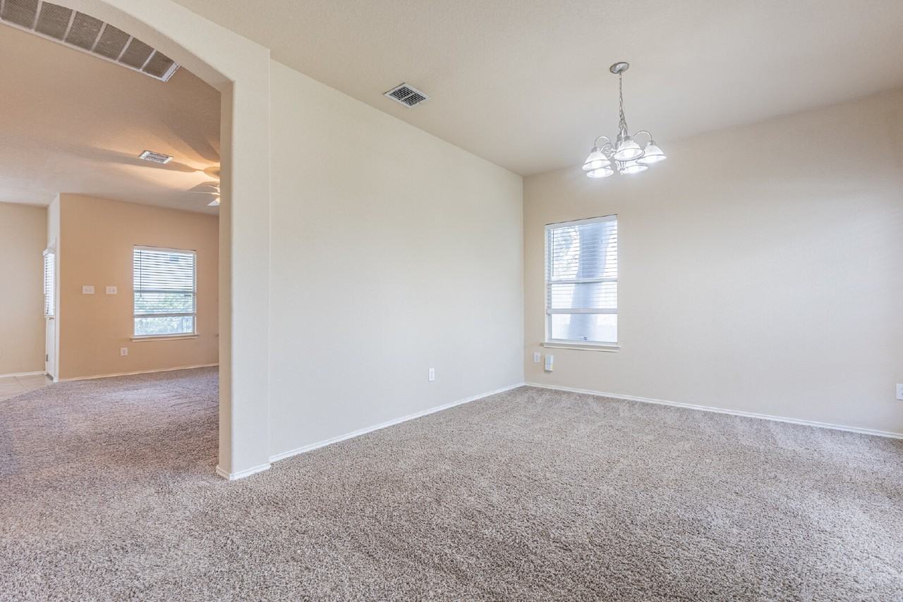 906 Ashbury Blf - Photo 6 of 36