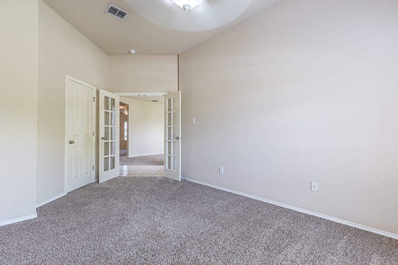 906 Ashbury Blf - Photo 7 of 36