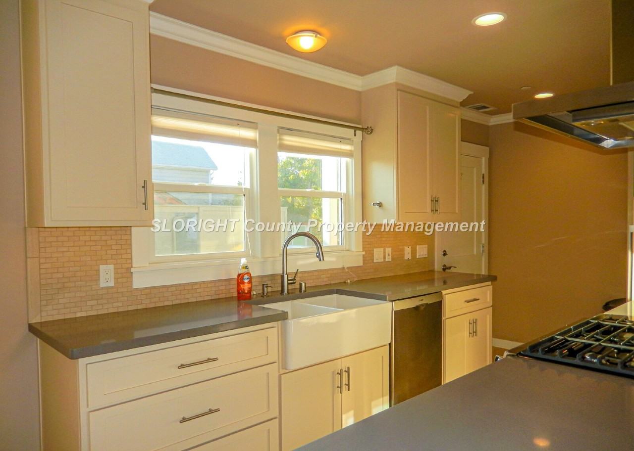 586 Pacific St - Photo 5 of 14