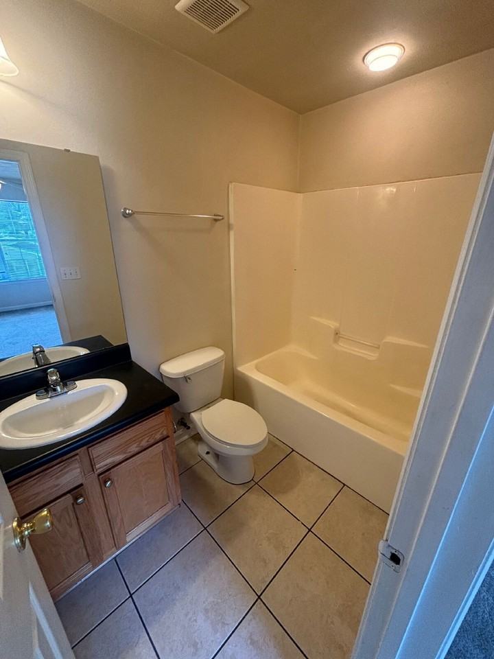 1552 Devoe St - Photo 6 of 19
