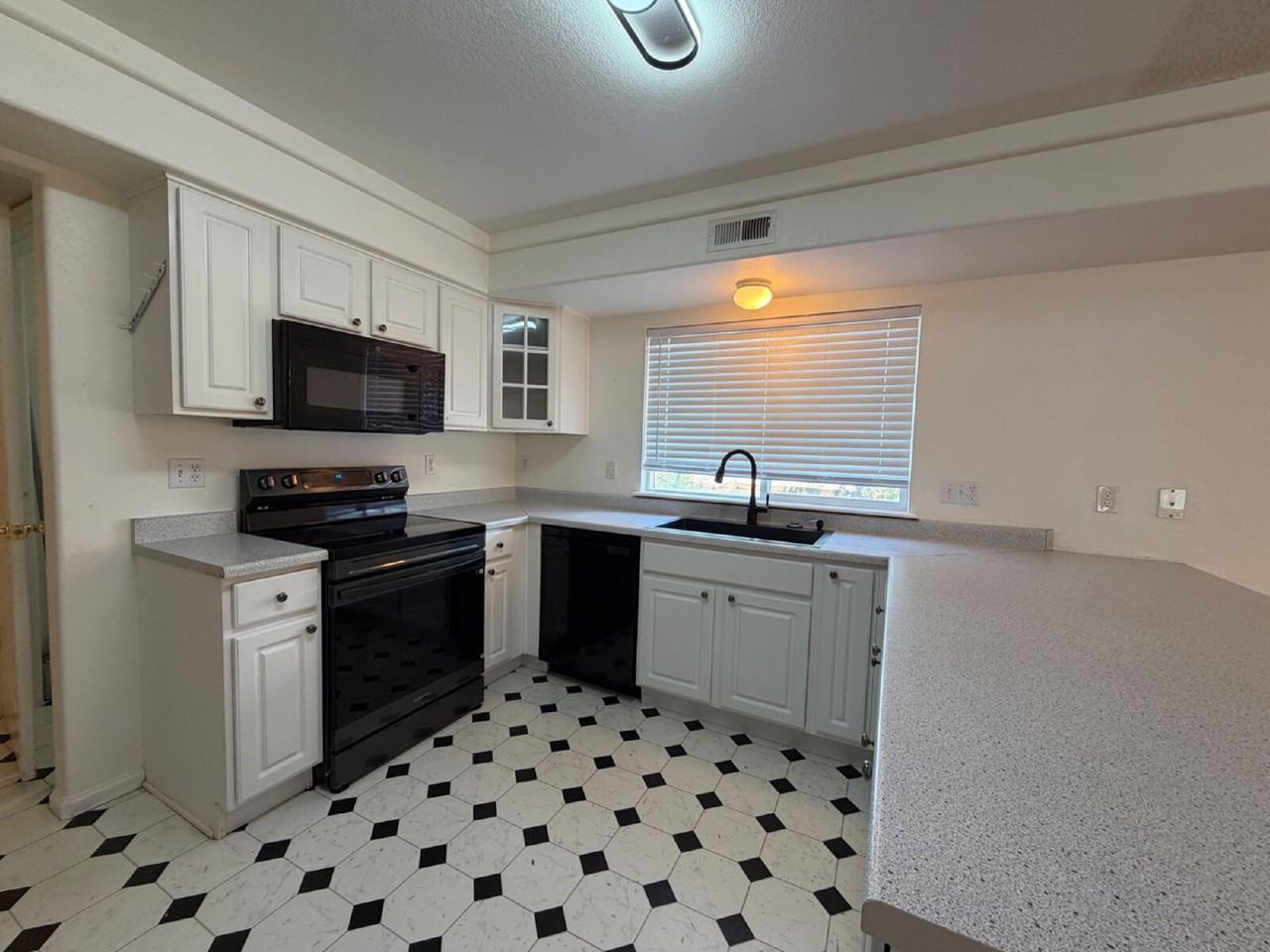 4054 Perth St - Photo 7 of 14