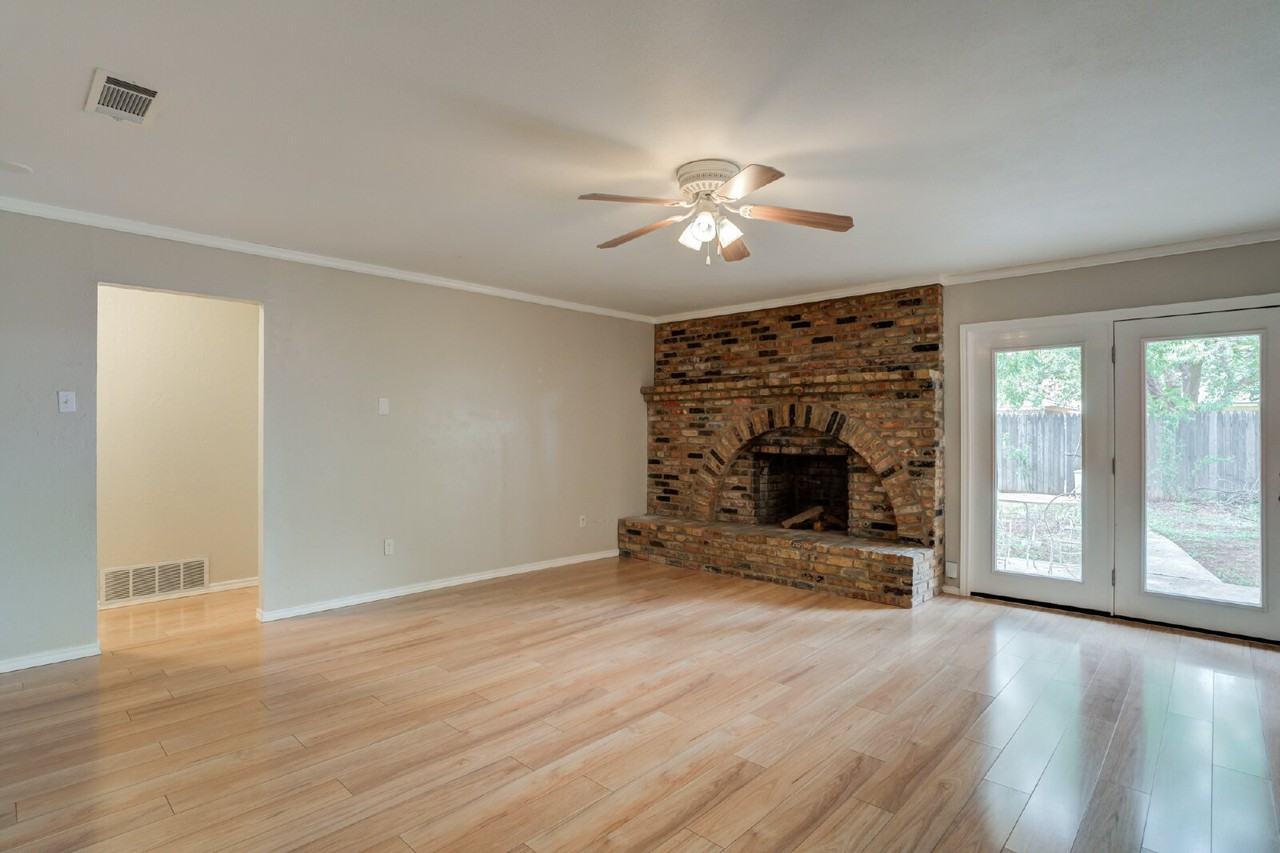 2621 76th St - Photo 4 of 31