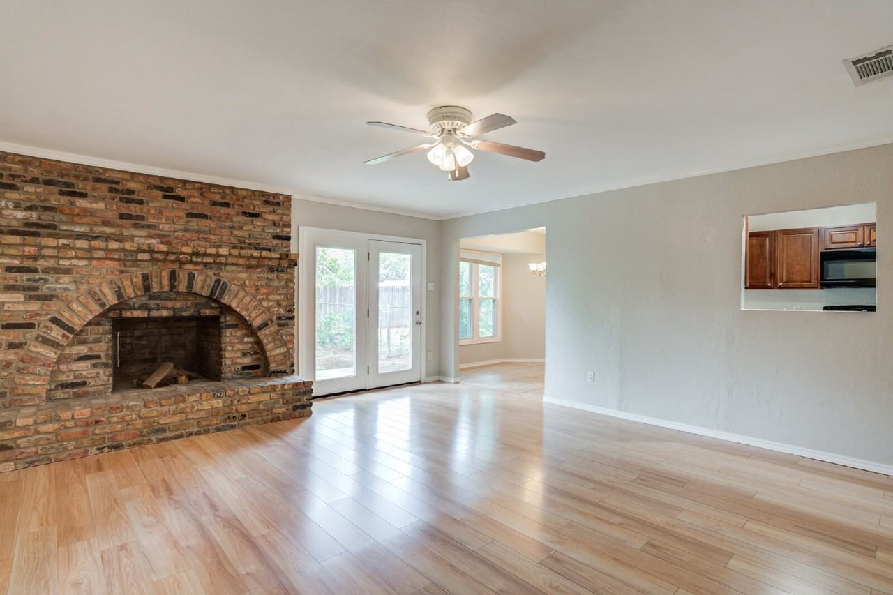 2621 76th St - Photo 6 of 31