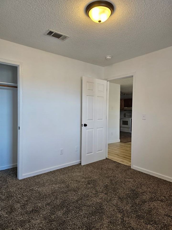 1544 Diuguid Dr Apt I - Photo 3 of 26