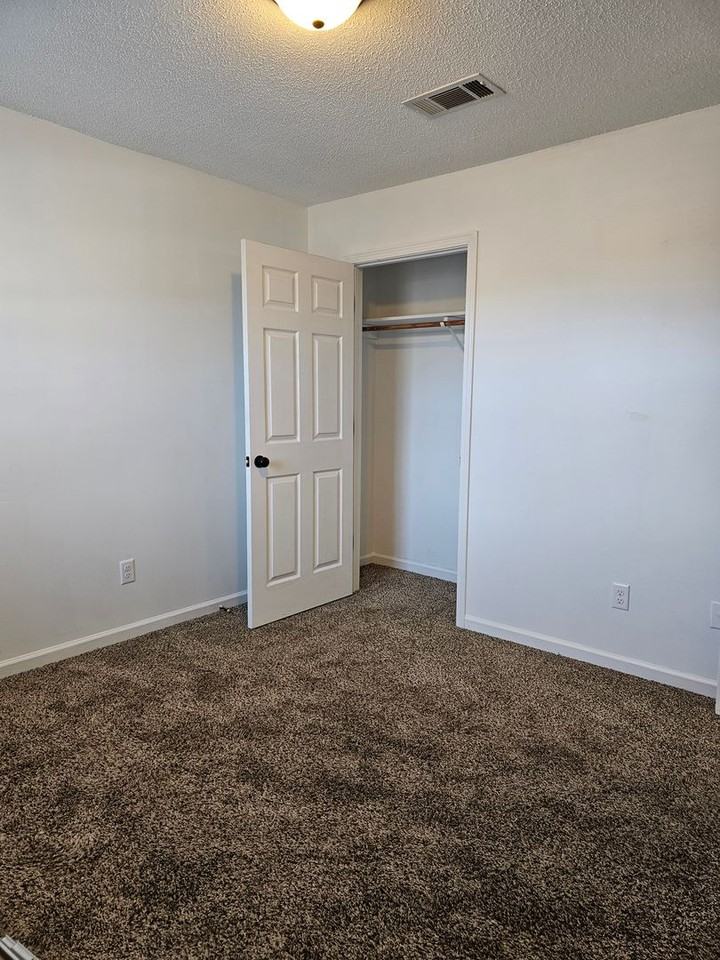 1544 Diuguid Dr Apt I - Photo 4 of 26