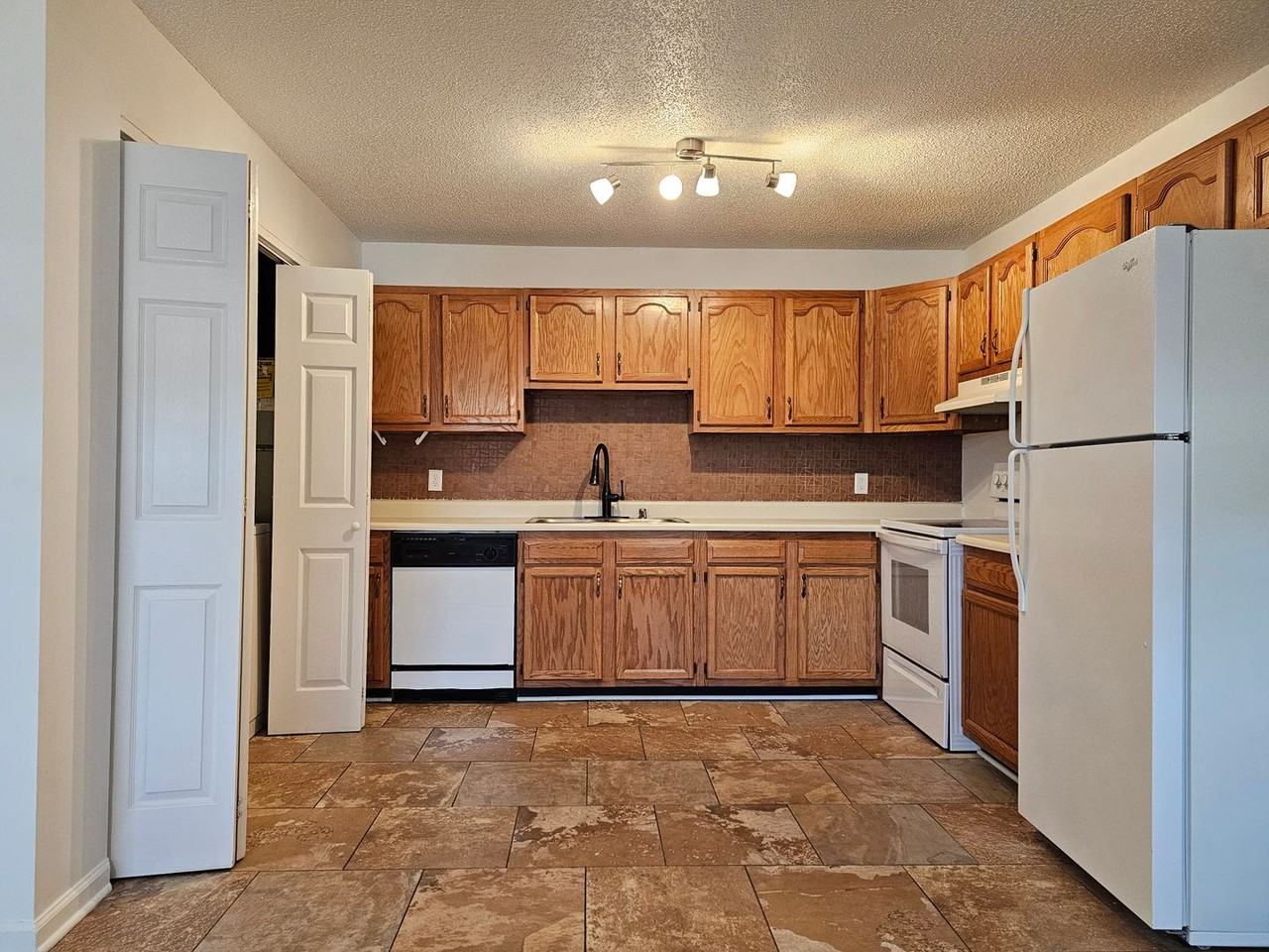 1544 Diuguid Dr Apt I - Photo 7 of 26